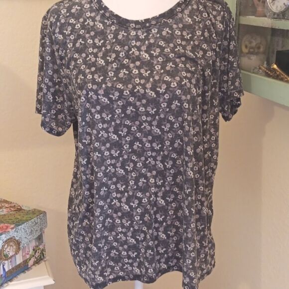 Lucky Brand Charcoal Floral Tee. Athleisure. Casual. - Picture 1 of 11